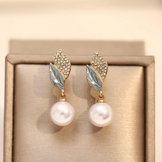 Boucles d'oreilles élégantes avec perles et motifs de feuilles sublimes