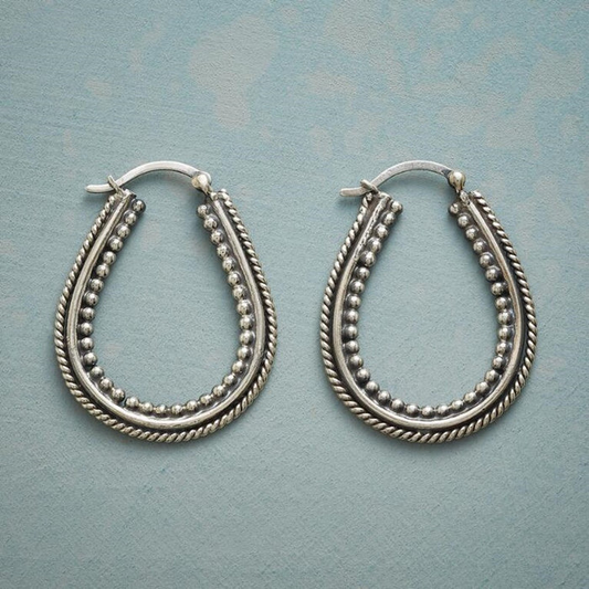 Élégantes boucles d'oreilles vintage en argent ornées de délicates perles