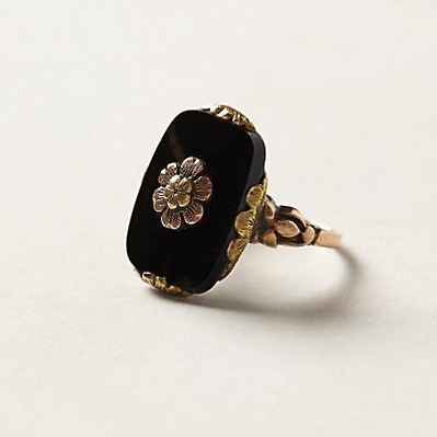 Élégante bague vintage ornée d'une majestueuse pierre noire