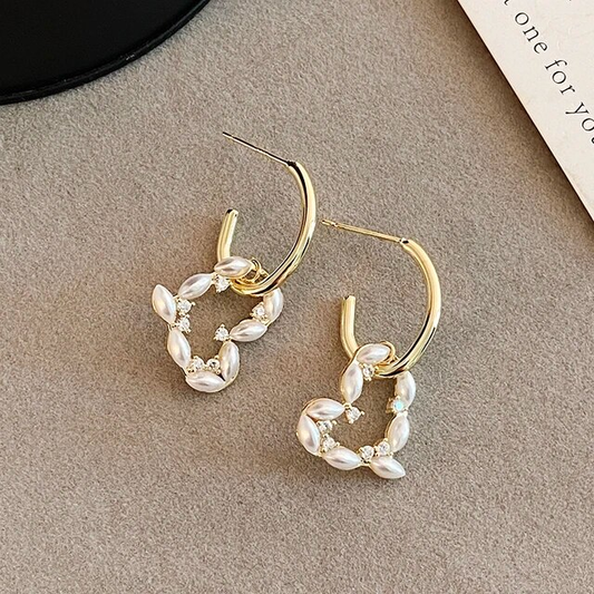 Boucles d'oreilles envoûtantes en cœur noué de couleur blanche
