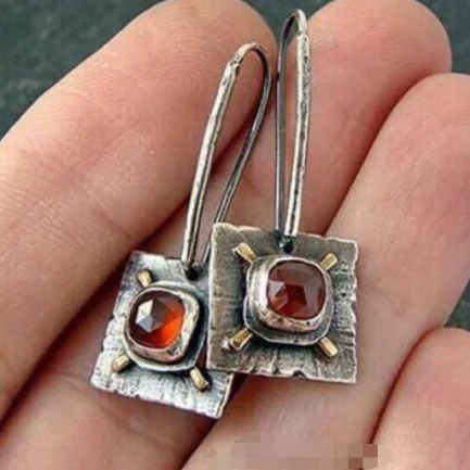 Boucles d'oreilles vintage élégantes en forme de carré ornées de cristaux rouges éclatants
