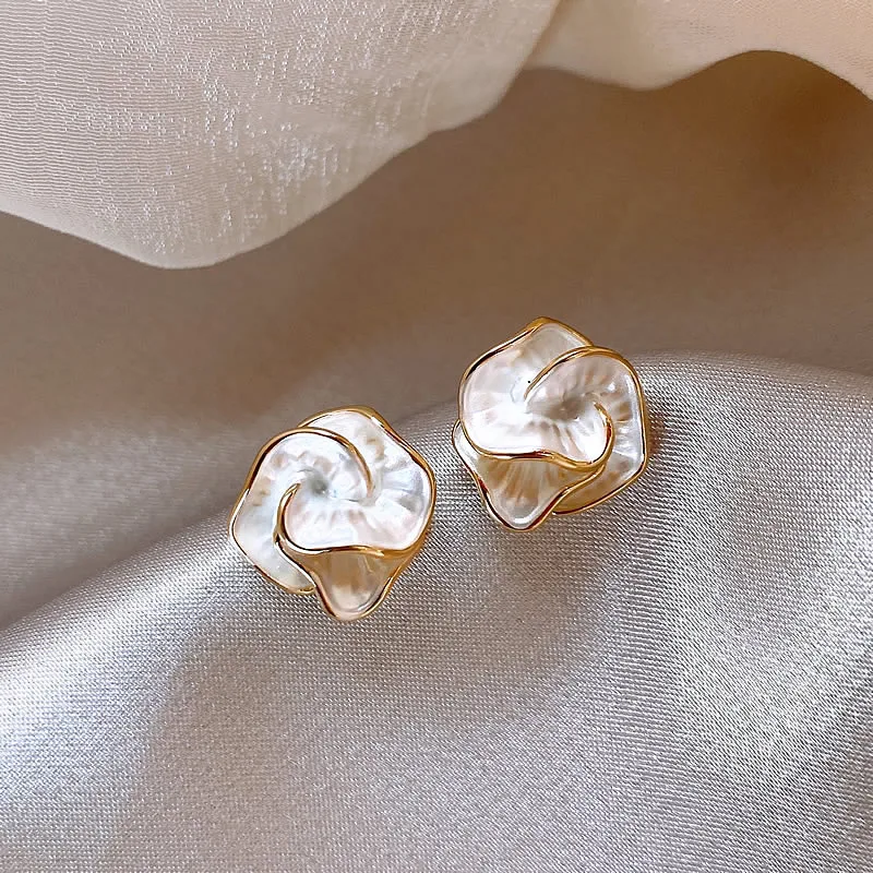 Éblouissantes boucles d'oreilles en pétales blancs et dorés