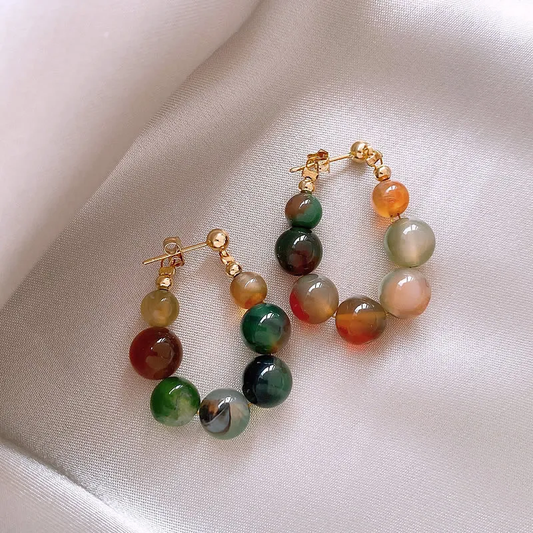 Boucles d'oreilles chics ornées de pierres colorées éclatantes