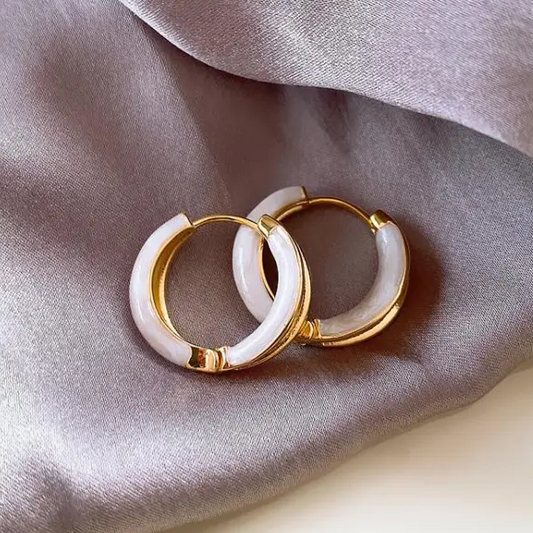 Chic boucles d'oreilles en émail blanc avec une finition plaquée or