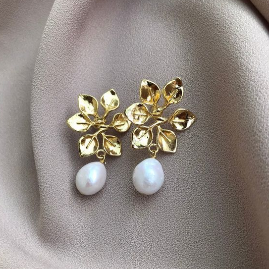 Boucles d'oreilles élégantes en perles dorées avec feuilles scintillantes