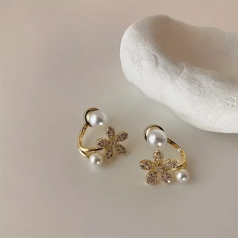 Éblouissantes boucles d'oreilles fleuries ornées de perles raffinées
