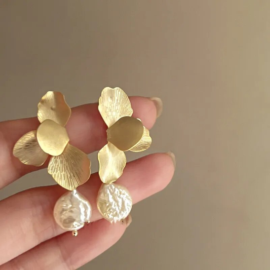 Éblouissantes boucles d'oreilles en perles baroques ornées de délicats pétales dorés