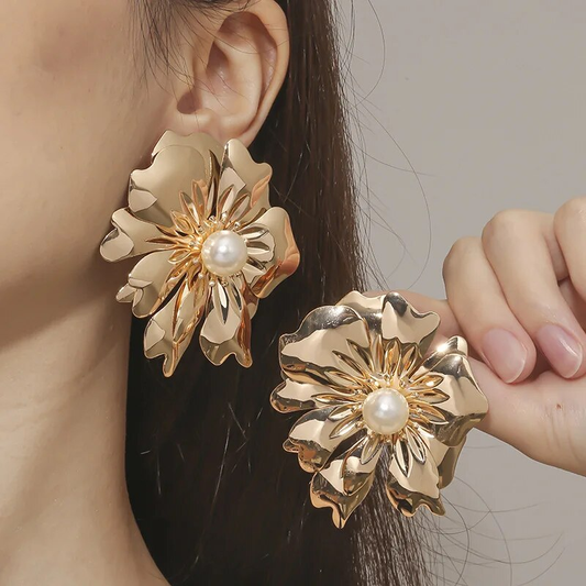 Boucles d'oreilles chic en perles ornées de fleurs dorées