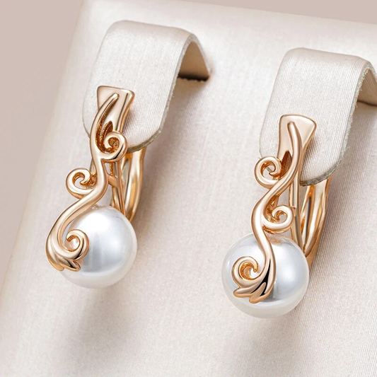 Éblouissantes boucles d'oreilles en or avec des perles blanches raffinées