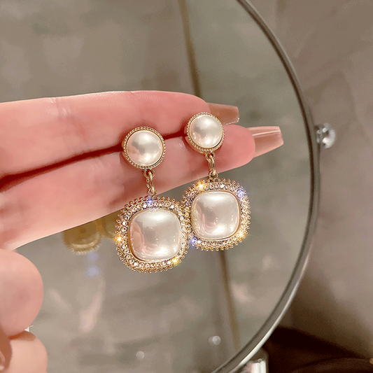 Élégantes boucles d'oreilles carrées embellies de perles scintillantes