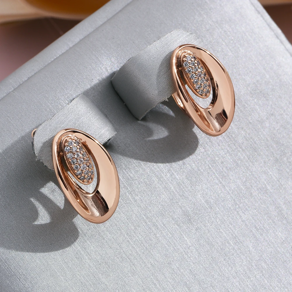Éblouissantes boucles d'oreilles ovales au design élégant