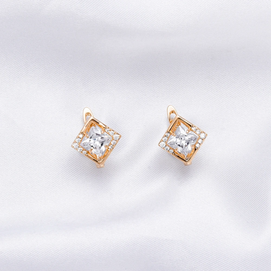 Éblouissantes boucles d'oreilles en zircon, à la touche élégante