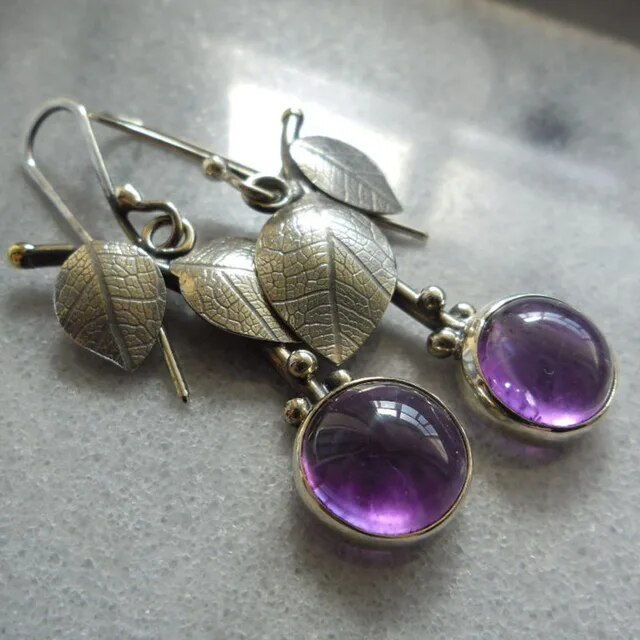 Éblouissantes boucles d'oreilles vintage en cristal violet