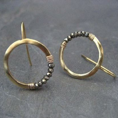 Élégantes boucles d'oreilles vintage en or plaqué à la coupe sophistiquée