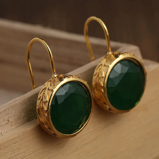 Élégantes boucles d'oreilles rondes en or vintage avec une touche de vert