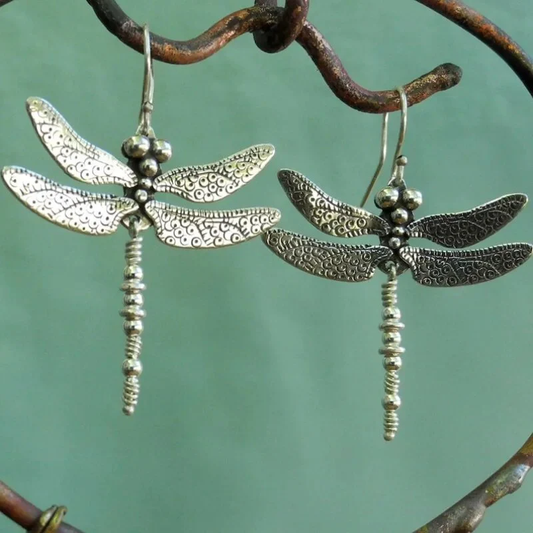 Éblouissantes boucles d'oreilles vintage en forme de libellules, plaquées argent pour un look chic et élégant.