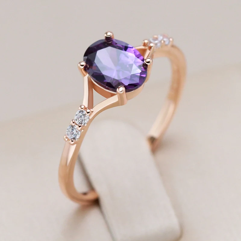Bague en or ornée d'un sublime cristal violet élégant