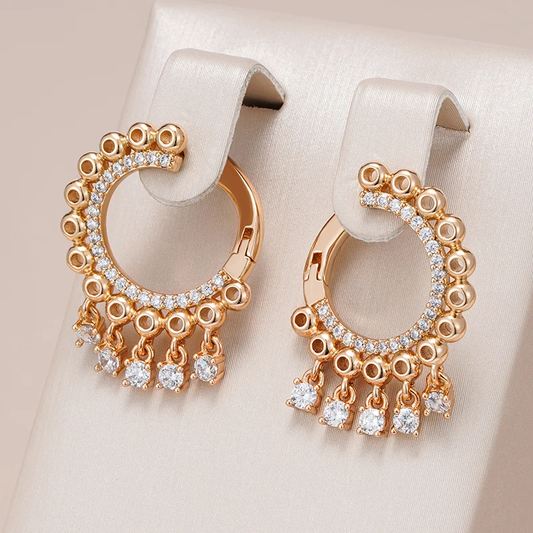 Boucles d'oreilles chic avec pompons scintillants, finition en plaqué or