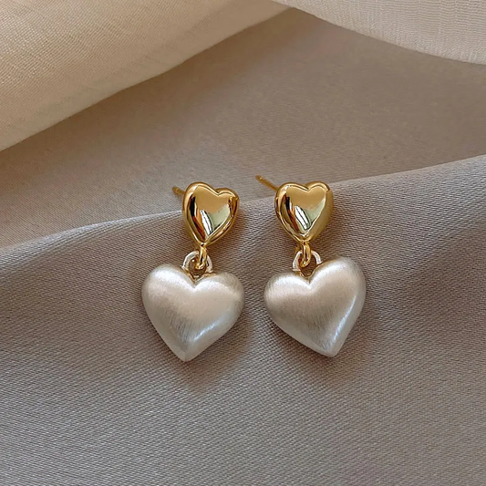 Élégantes boucles d'oreilles en forme de cœur ornées de perles dorées scintillantes