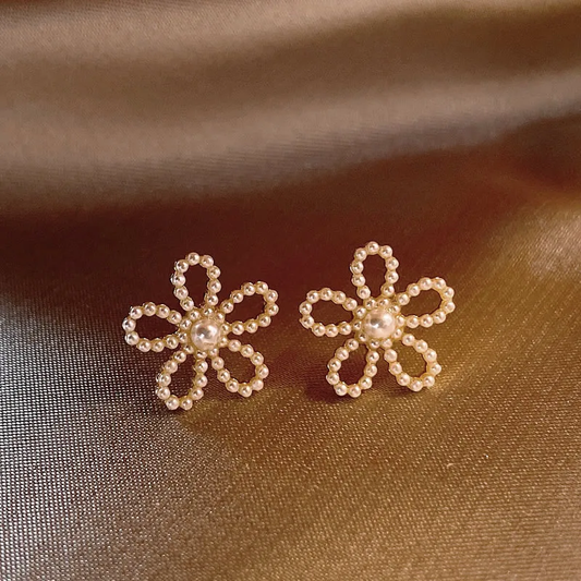 Boucles d'oreilles délicates en fleurs de perles élégantes