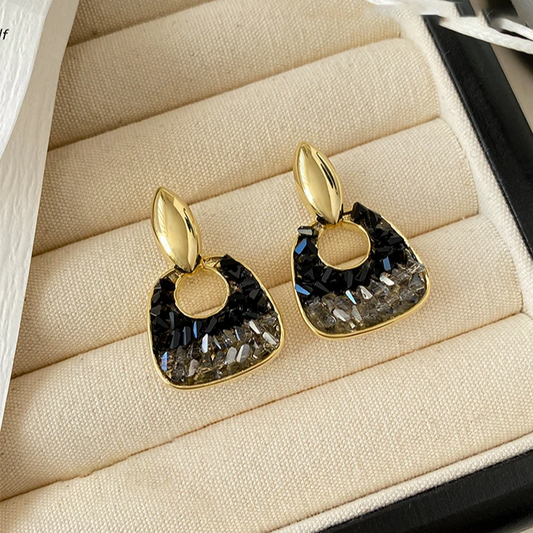 Éblouissantes boucles d'oreilles en cristal noir et or pour une touche d'élégance raffinée