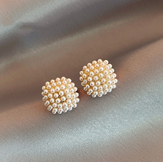 Élégantes boucles d'oreilles en or ornées de perles raffinées