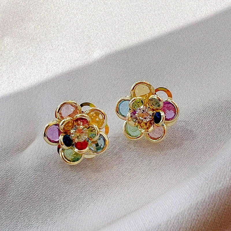 Boucles d'oreilles raffinées en fleurs de cristal aux couleurs éclatantes