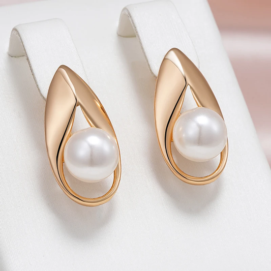 Élégantes boucles d'oreilles plaquées or ornées de perles raffinées