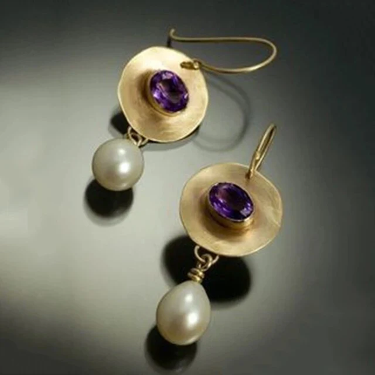 Éblouissantes boucles d'oreilles en cristal violet ornées de perles vintage raffinées