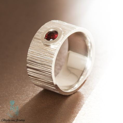 Élégante bague en argent plaqué ornée d'une magnifique incrustation rouge au style vintage