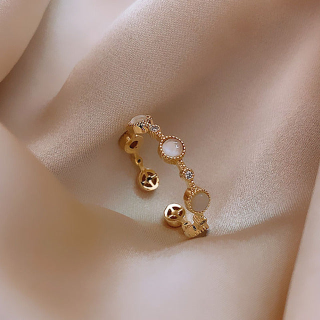 Bague en or élégante avec Opale Blanche et design ajustable