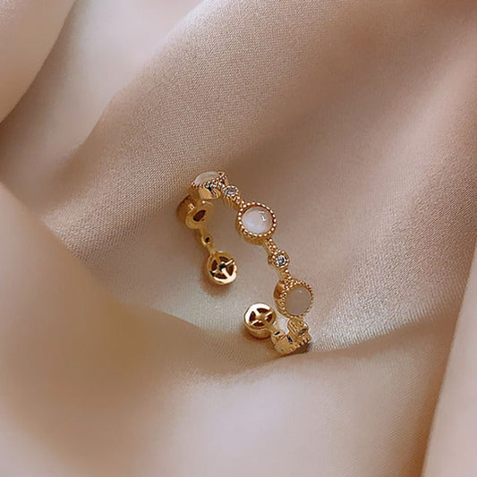 Bague en or élégante avec Opale Blanche et design ajustable
