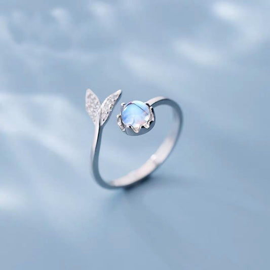 Élégante bague ajustable en argent ornée de zircone bleue inspirée par les dauphins