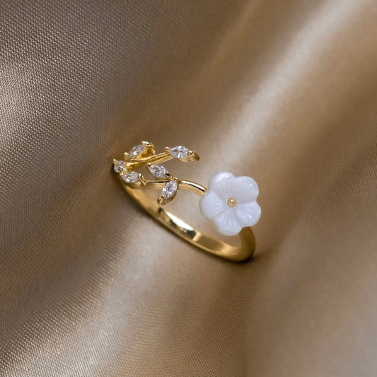 Bague en Or Ajustable Élégante avec Pétale Blanc et Éclat de Zirconia