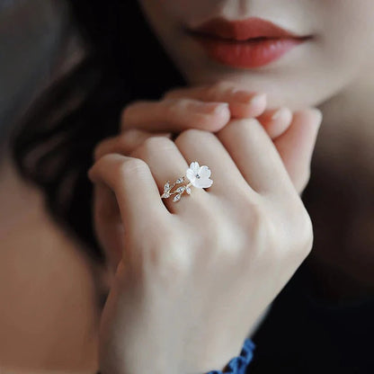 Bague en Or Ajustable Élégante avec Pétale Blanc et Éclat de Zirconia